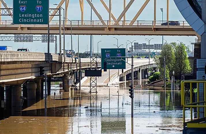 Ohio River waterfront after 7-10 inches of rain fell in a 100 hr period. View down River Rd approaching the entrance ramp to I-64 under the yellow Second Street Bridge. Editorial credit: Mike Worley Photos / Shutterstock.com