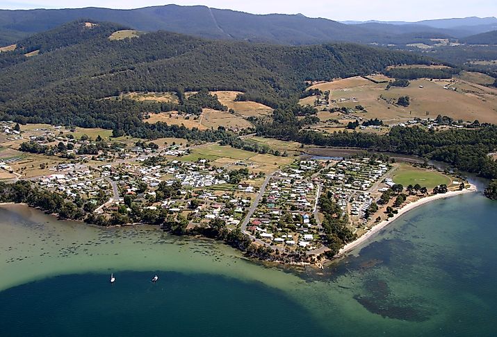 Snug, Tasmania from the air. By Daryl Jones (Photographer) - NS6332/1/62 – Snug. Libraries Tasmania. Retrieved on 7 June 2025., Public Domain, Wikimedia Commons.