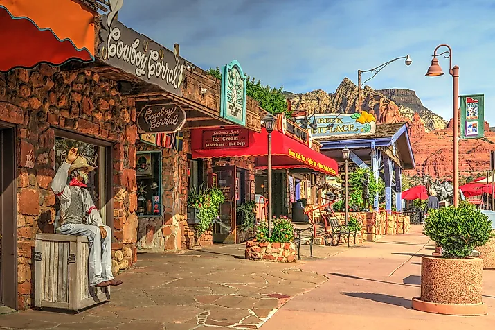 Downtown tourist marketplace in Sedona, Arizona. Image credit: Lynne Neuman / Shutterstock.com.
