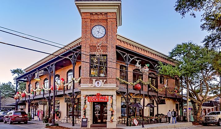 The intersection of Government Street and Washington Avenue in Ocean Springs, Mississippi. Editorial credit: Carmen K. Sisson / Shutterstock.com.