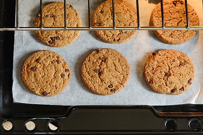 #3 No cookies are baked on site. The smell comes from a cookie smell machine.