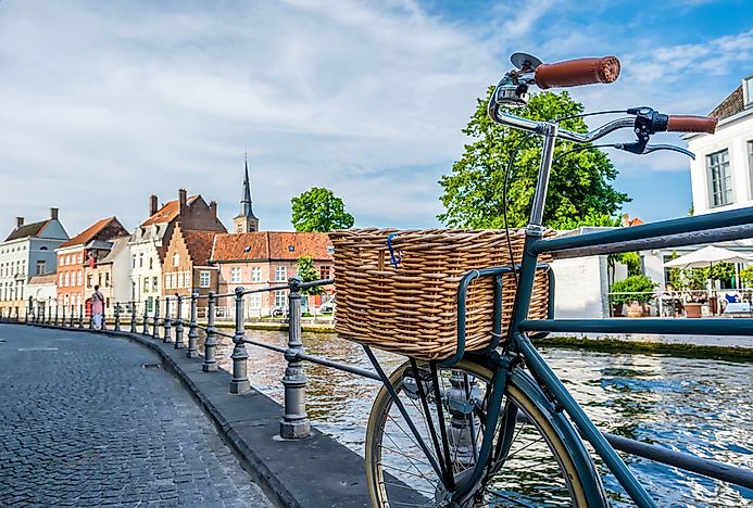Bruges is a major city in the Flanders Region in Belgium. Bruges is a major city in the Flanders Region in Belgium.
