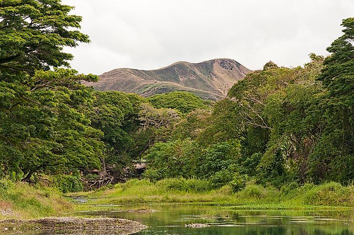 Where Does Mount Makarakomburu Rise?