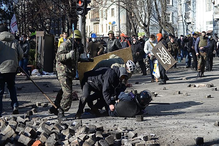 PlanVueltaALaPatria - Venezuela crisis economica - Página 12 A-police-officer-attacked-by-protesters-during-clashes-in-ukraine-kyiv-events-of-february-18-2014