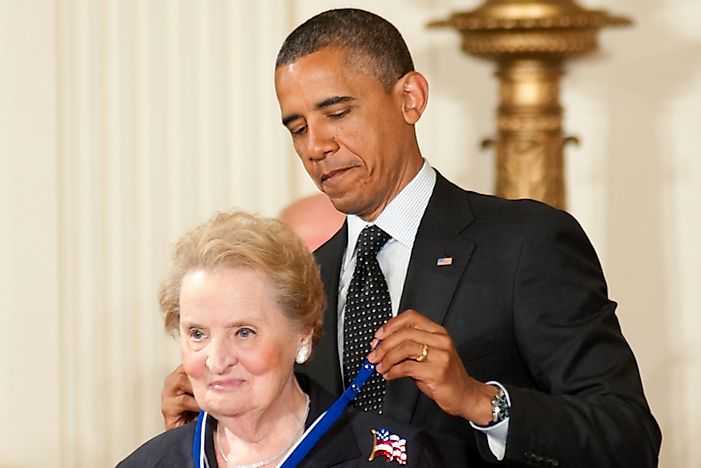 Madelieine Albright sendo premiada com a Medalha Presidencial da Liberdade pelo Presidente Barack Obama.  Crédito editorial: Rena Schild / Shutterstock.com