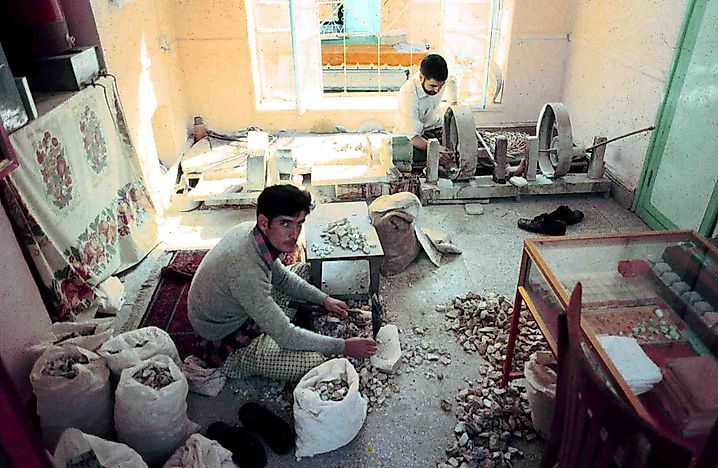 Putin - Venezuela crisis economica - Página 12 Cutting-and-grinding-turquoise-in-meshed-iran-1973