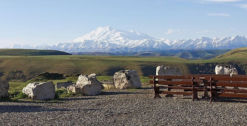Where Does Mount Elbrus Rise?