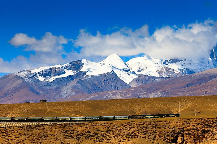 Where Are the Nyenchen Tanglha Mountains Located?