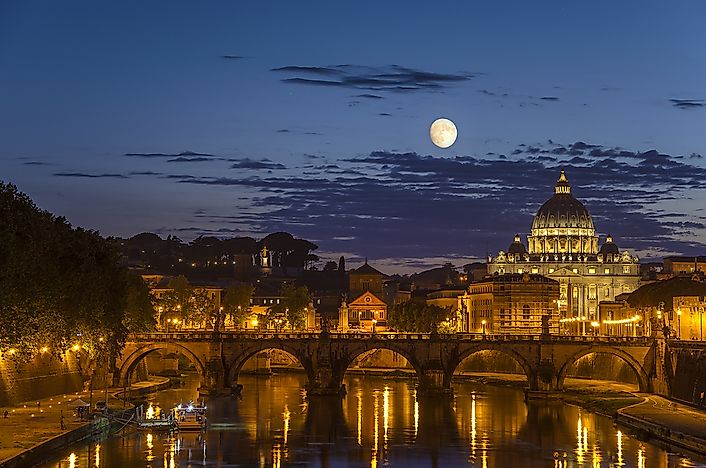 Walking around Rome at night is a romantic way to beat the crowds. Walking around Rome at night is a romantic way to beat the crowds.