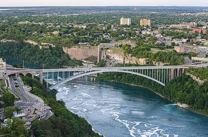 US States That Border Canada