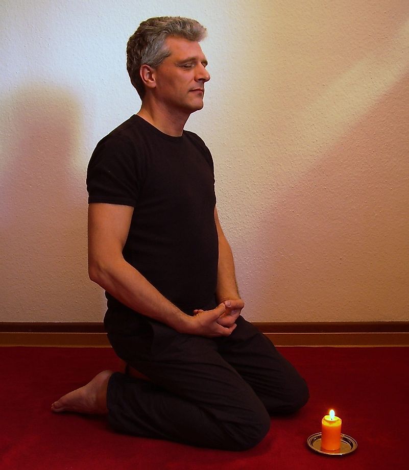 A meditação é uma ótima maneira de relaxar.  Crédito da imagem: Pxfuel.com