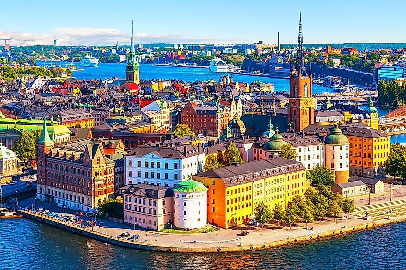 Panorama aéreo do verão cênico da arquitetura velha do cais da cidade (Gamla Stan) em Éstocolmo, Suécia.