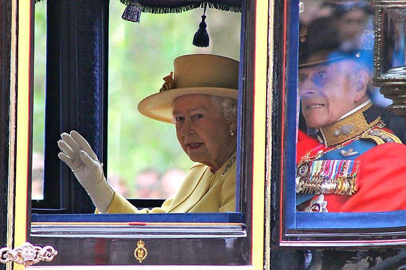 The Queen usually has to wear bright colors in public. Image credit: wikimedia.org