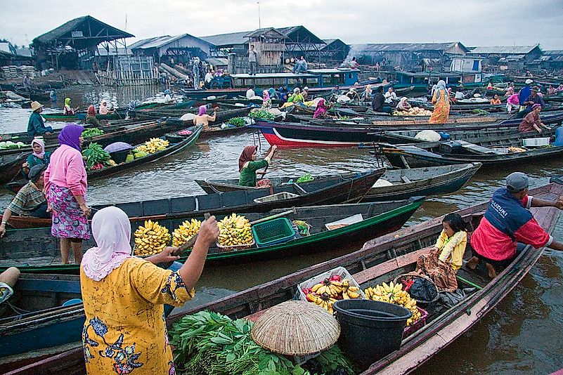 A floating market in the Kuin River in Banjarmasin, South Kalimantan (Borneo). Image credit: Harri J/Wikimedia.org A floating market in the Kuin River in Banjarmasin, South Kalimantan (Borneo). Image credit: Harri J/Wikimedia.org