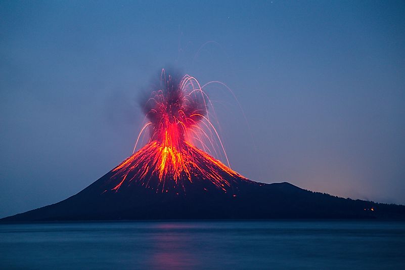 Erupção dos vulcões da Indonésia Anak Krakatau.