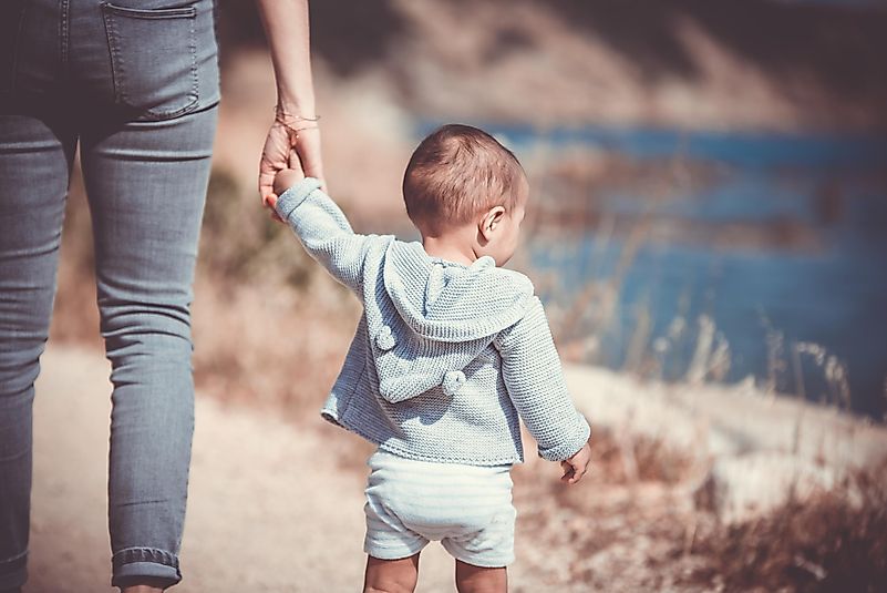 Há histórias de várias famílias que planejavam adotar crianças da China, mas não conseguem devido ao vírus.  Foto de Guillaume de Germain no Unsplash