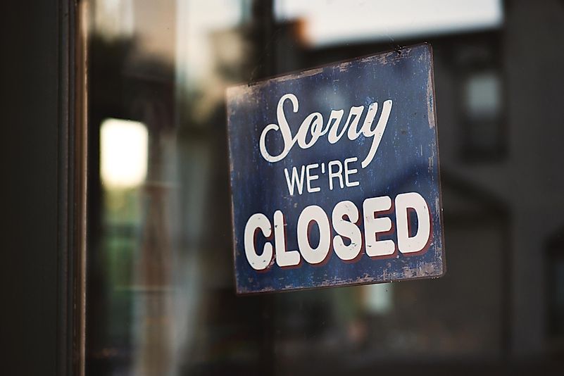 Devido ao perigo da propagação do vírus, o governo ordenou o fechamento obrigatório de muitas lojas.  Foto de Tim Mossholder em Unsplash