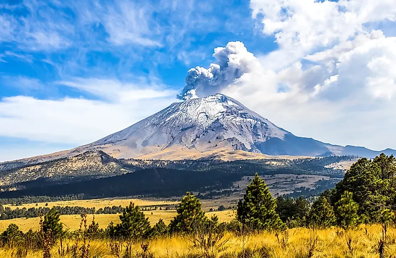 Vulcão Popocatepetl ativo no México.