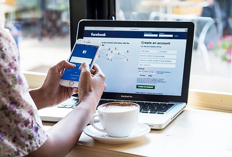 O Facebook revolucionou a maneira como pessoas de todo o mundo se conectam e interagem.  Crédito da imagem: PK Studio / Shutterstock.com