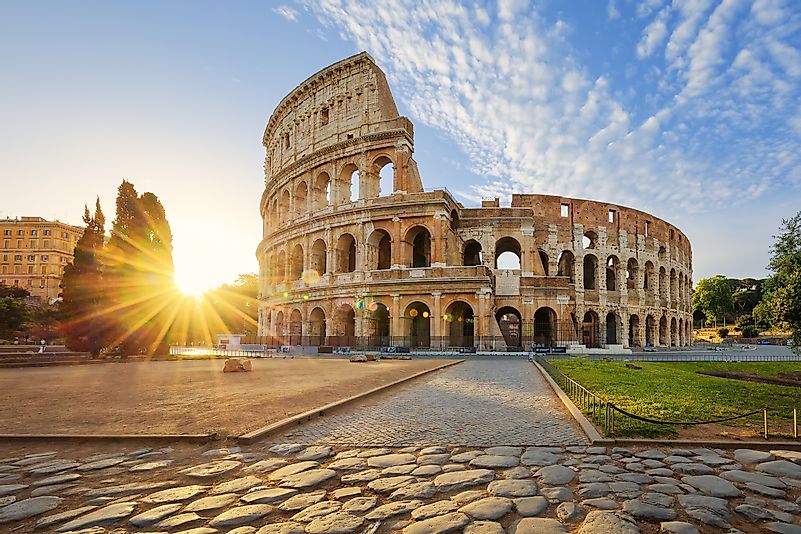 Vista de Colosseum em Roma e sol da manhã, Itália, Europa. 