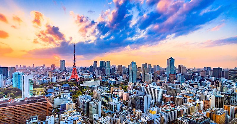 As paisagens urbanas veem o por do sol da cidade Japão de Tóquio.