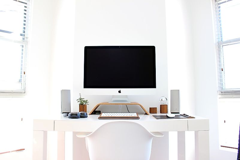 Uma cadeira e uma mesa são os requisitos básicos para trabalhar em casa. Crédito da imagem: Pexels por Pixabay