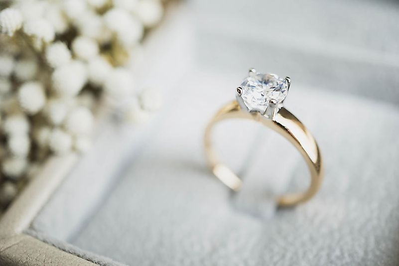 A diamond ring can accompany the Pizza for Lovers.