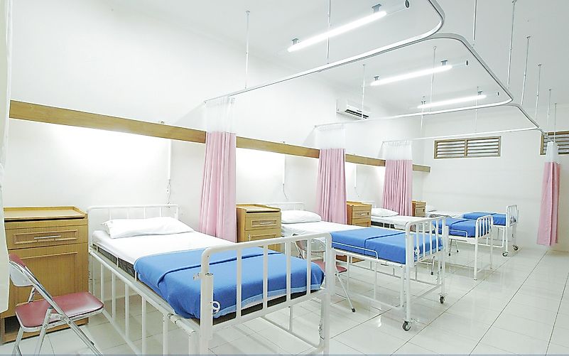 Não sobrecarregue o sistema hospitalar.  Foto de Adhy Savala em Unsplash