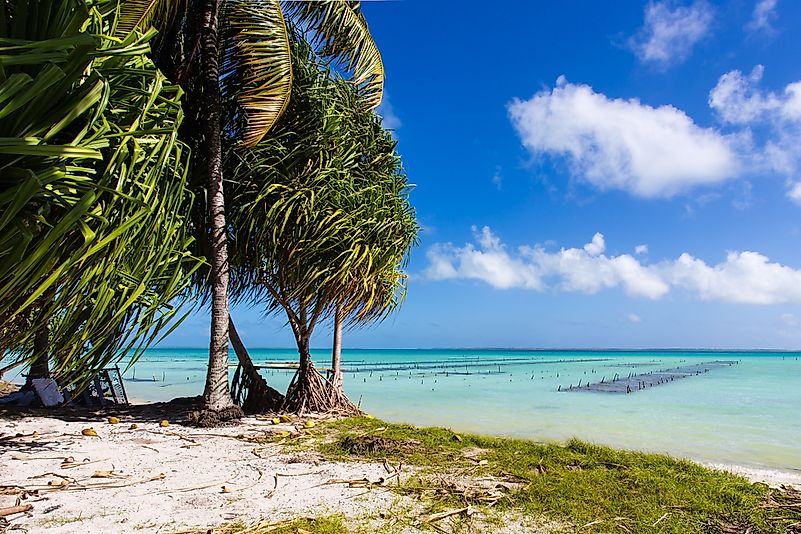 Uma praia tropical em Kiribati.  O turismo é uma indústria crescente para a nação insular.