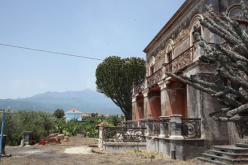 Don Ciccio's / Don Francesco's villa in Via Vecchia Pozzillo 57 in eastern Sicily. Image credit: Jonas Forth/Flickr.com Don Ciccio's / Don Francesco's villa in Via Vecchia Pozzillo 57 in eastern Sicily. Image credit: Jonas Forth/Flickr.com