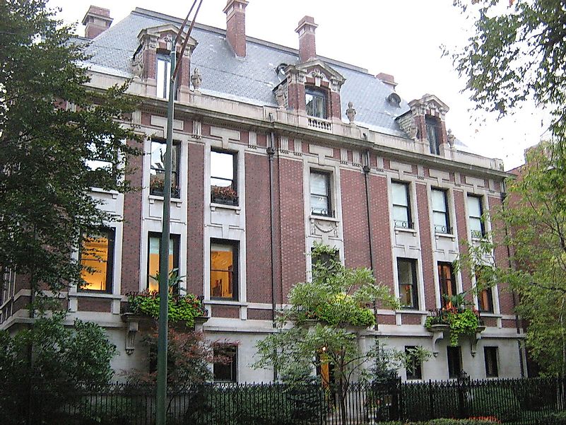 A mansão original da Playboy. Crédito da imagem: Zol87 de Chicago, IL, EUA / Wikimedia.org
