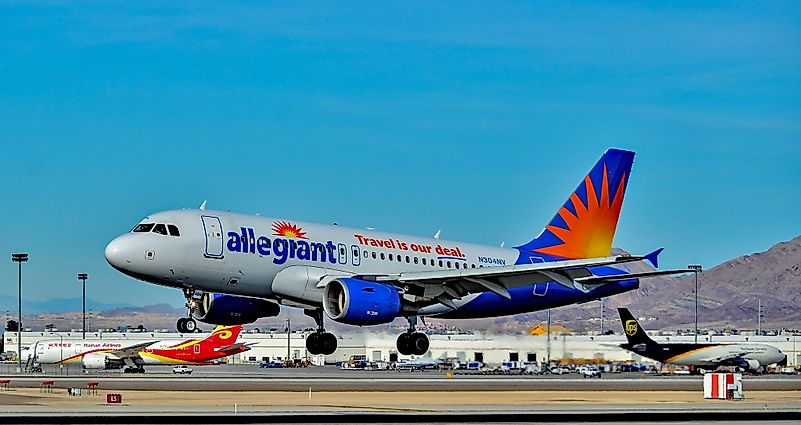 Oversized bags have additional fees on Allegiant Air. Image credit: wikimedia.org