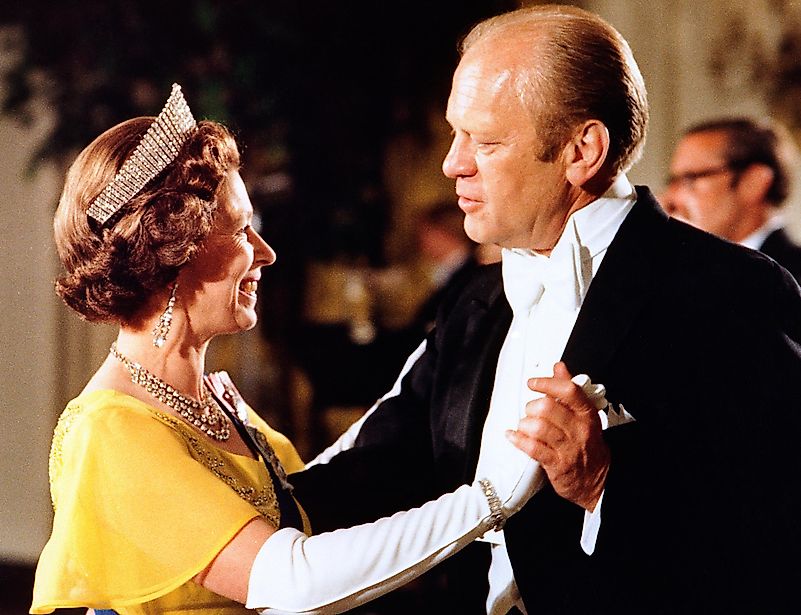 The Queen chooses to wear gloves when interacting with the public. Image credit: wikimedia.org