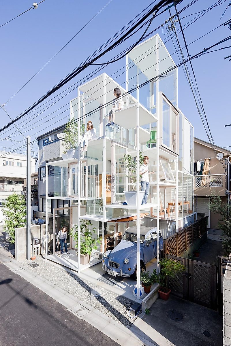 The see-through design makes this house seem out of place. Editorial credit: Iwan Baan