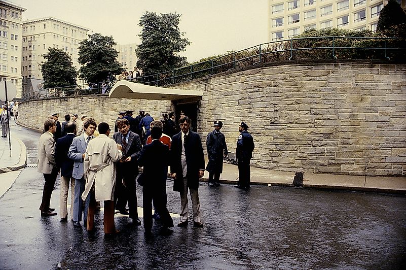 Police, FBI, and Secret Service agents outside the Washington Hilton Hotel on March 30, 1981. Editorial credit: mark reinstein / Shutterstock.com