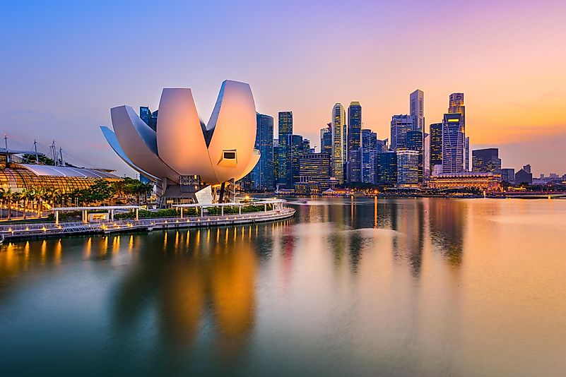 Skyline de Singapura no porto durante o crepúsculo.
