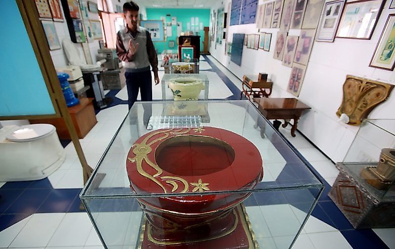 Found in the capital of India, this New Delhi attraction decided to put up an exhibition of nothing else than - toilets. Found in the capital of India, this New Delhi attraction decided to put up an exhibition of nothing else than - toilets.