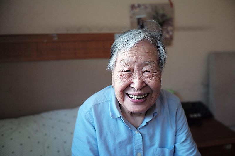 Lembre seus parentes idosos que você estará lá para eles.  Foto de Jixiao Huang no Unsplash