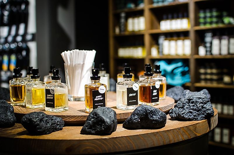 Lush is comitted to paying employees through the crisis. Photo by Trung Do Bao on Unsplash