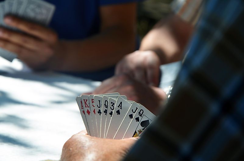 Jogar cartas com parentes é uma maneira divertida de se manter ocupado. 