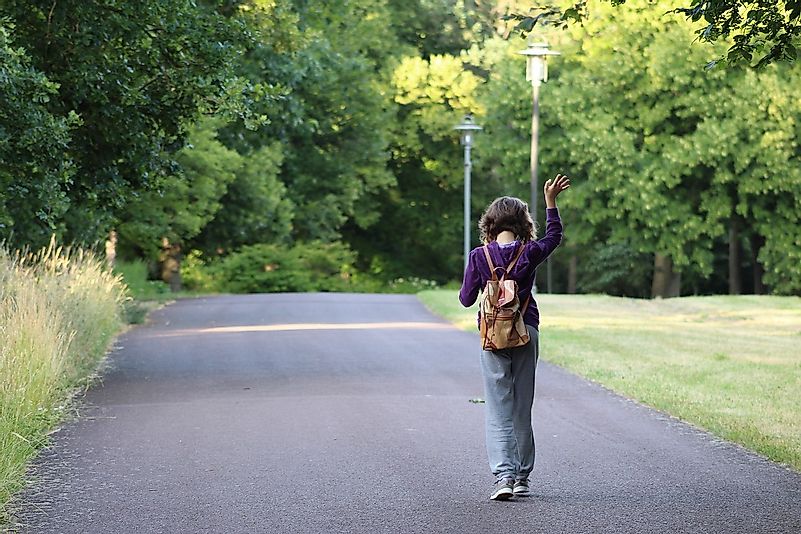 Caminhar é uma ótima maneira de respirar ar fresco, mas a distância social deve ser mantida enquanto estiver fora.  Crédito da imagem: Sabine Löwenberger por Pixabay
