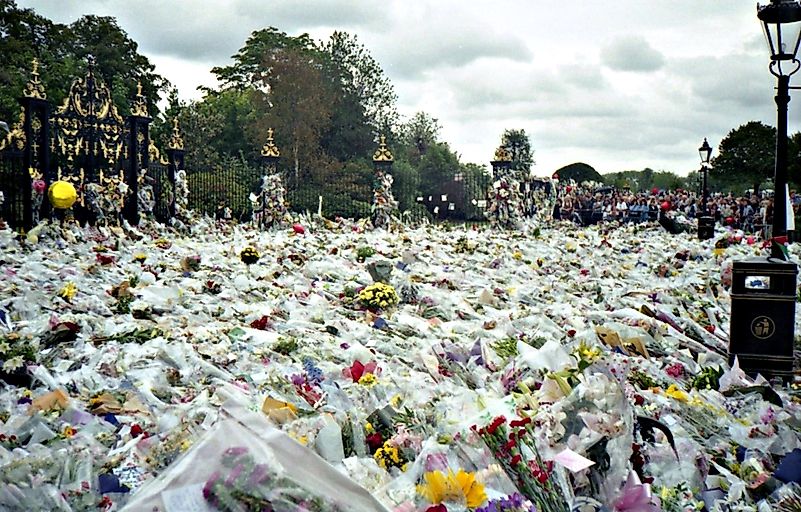 All royals must travel with funeral-appropriate attire. Image credit: wikimedia.org