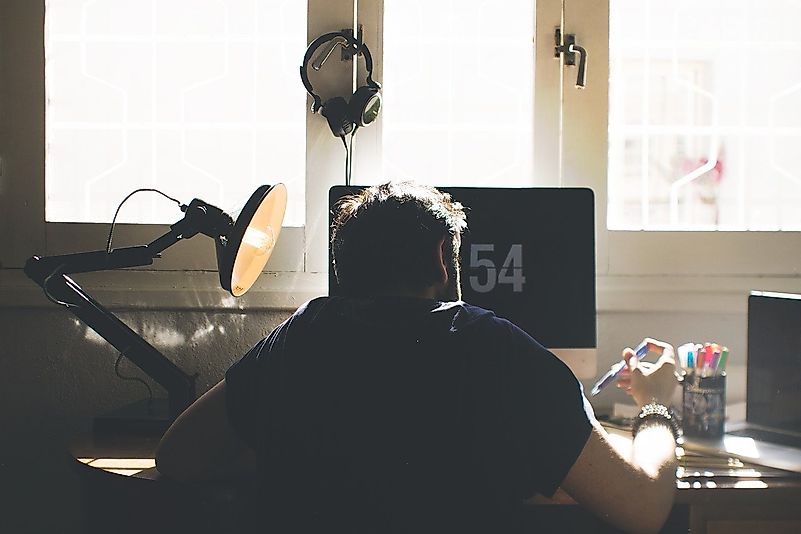 A luz do sol entrando na sua mesa de trabalho melhora o seu humor. Crédito da imagem: Pexels por Pixabay