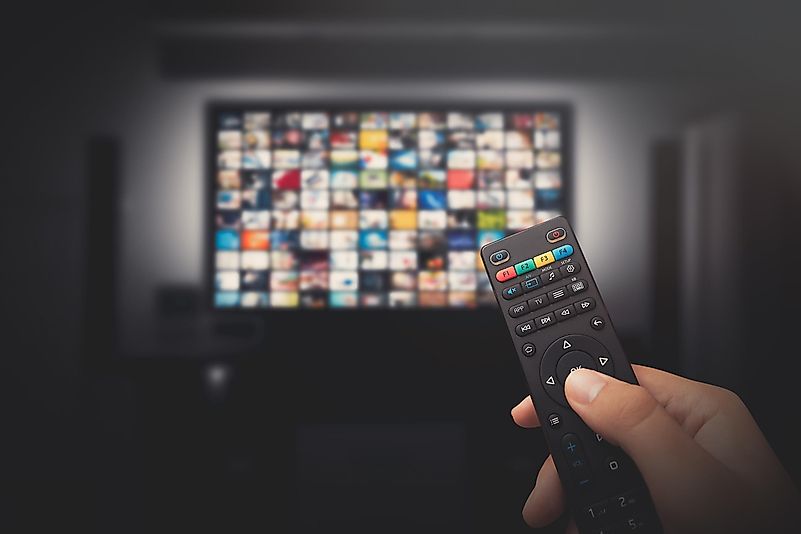 Como você passará muito tempo em ambientes fechados, é um bom momento para começar a assistir compulsivamente todos os programas de TV que você já ouviu falar.