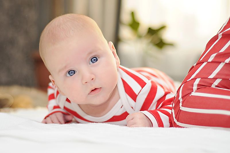 De acordo com pesquisas recentes, os bebês jovens não conseguem distinguir cores além do vermelho.