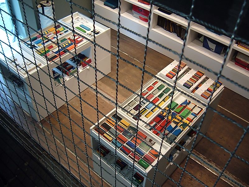 Freitag shop, Zurich Ground floor display. Sample bags line the wall and wallets, mobile holders, etc are in the freestanding units. Image credit: Denna Jones/Flickr.com Freitag shop, Zurich Ground floor display. Sample bags line the wall and wallets, mobile holders, etc are in the freestanding units. Image credit: Denna Jones/Flickr.com