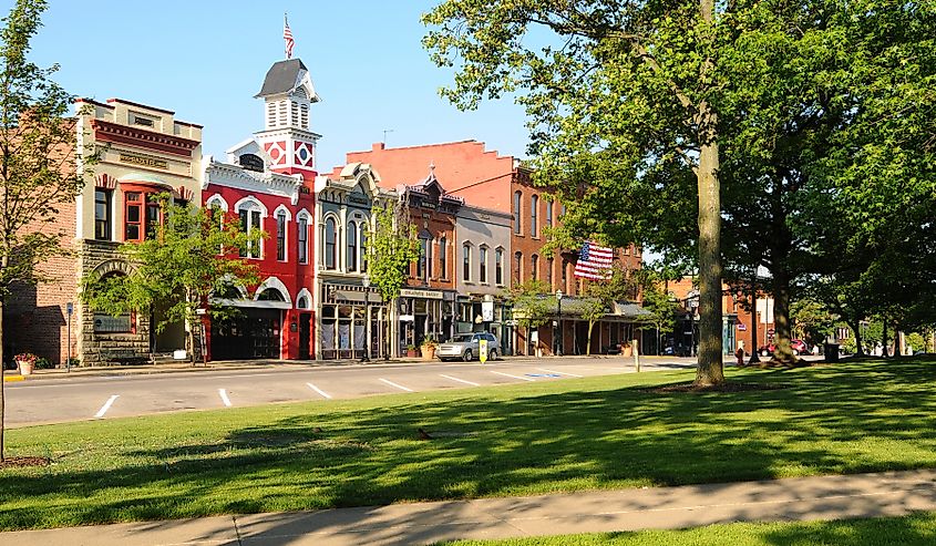 Downtown street in Medina, Ohio. Image credit Kenneth Sponsler via Shutterstock
