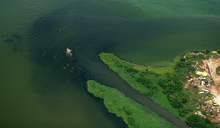 Oil spill in Lake Maracaibo, serious environmental contamination