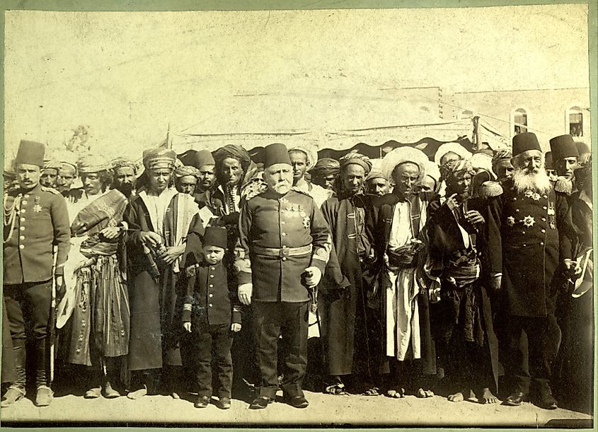 Ottoman soldiers with Yemeni locals, circa 1850. By Eduard Glaser - https://glaser.acdh.oeaw.ac.at/gl/img/110001267, Public Domain.