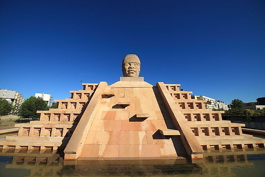 Monument located in the Ensanche de Vallecas inaugurated on May 23, 2005. It is a replica made by the sculptor Ignacio Pérez Solano, replica based on the Olmec head number 8 of Veracruz.